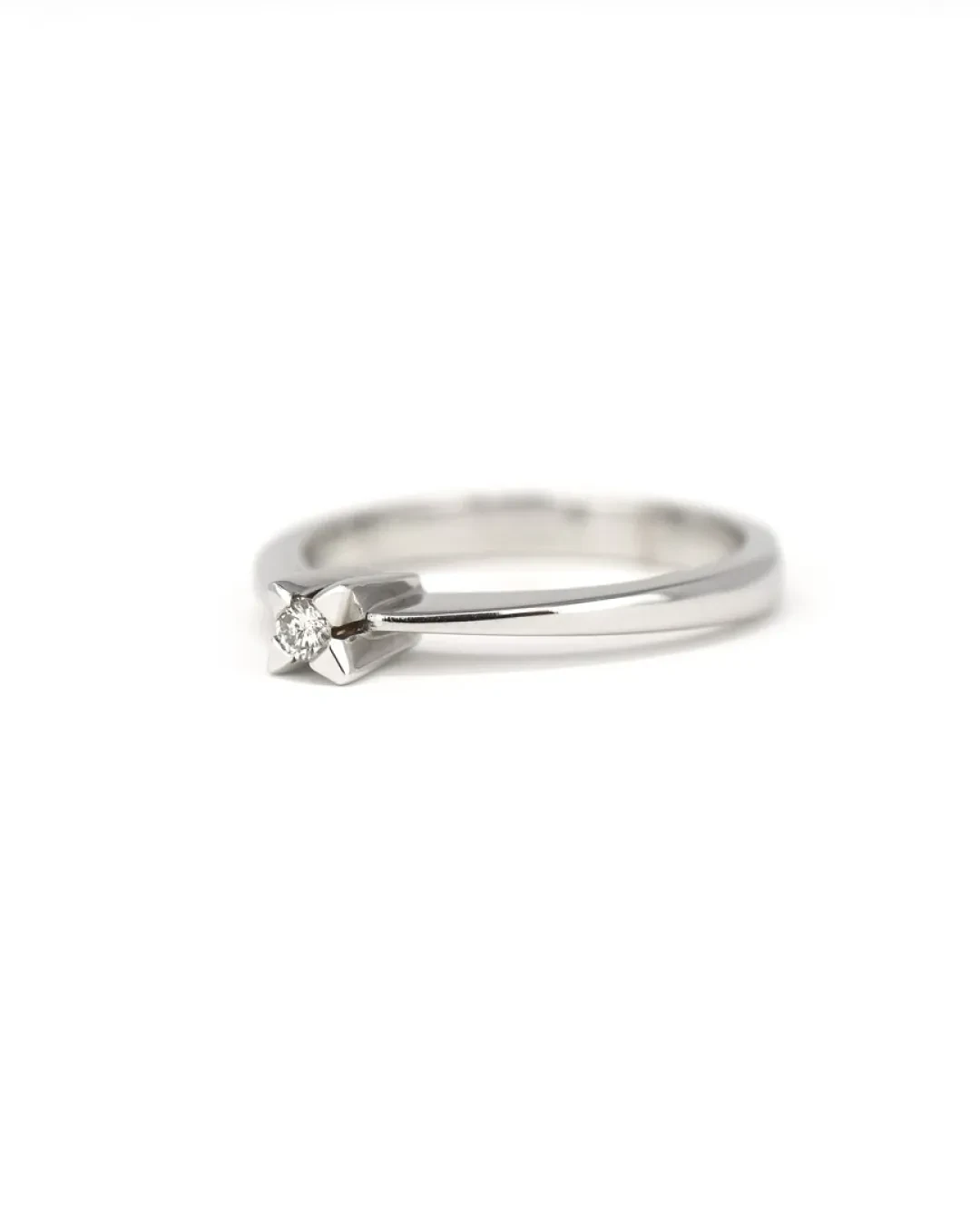 Anello brillante solitario 0,05 ct con castone a stella