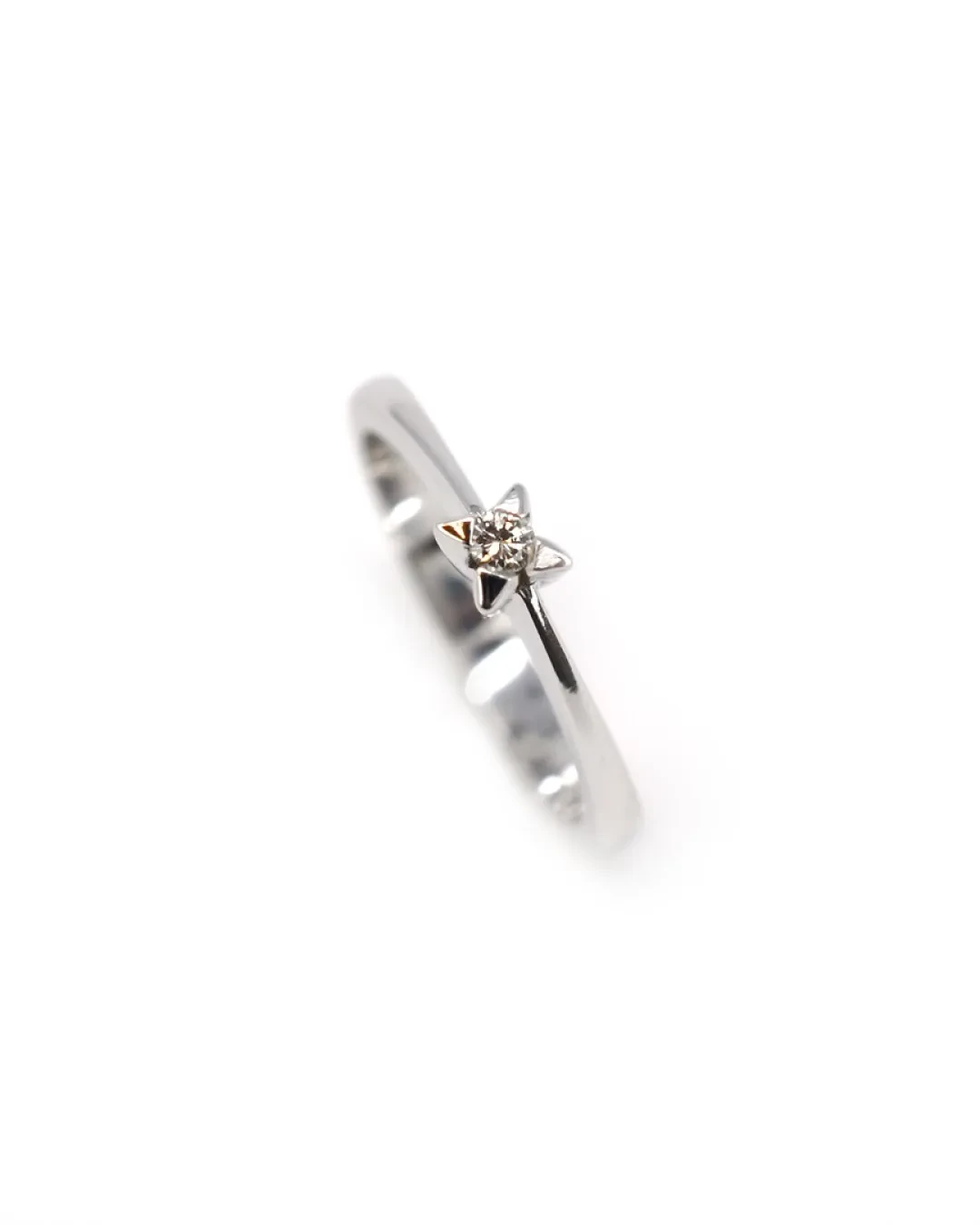 Anello brillante solitario 0,05 ct con castone a stella