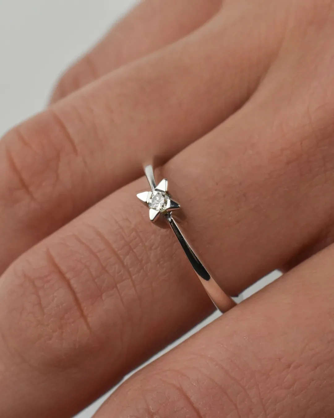 Anello brillante solitario 0,05 ct con castone a stella