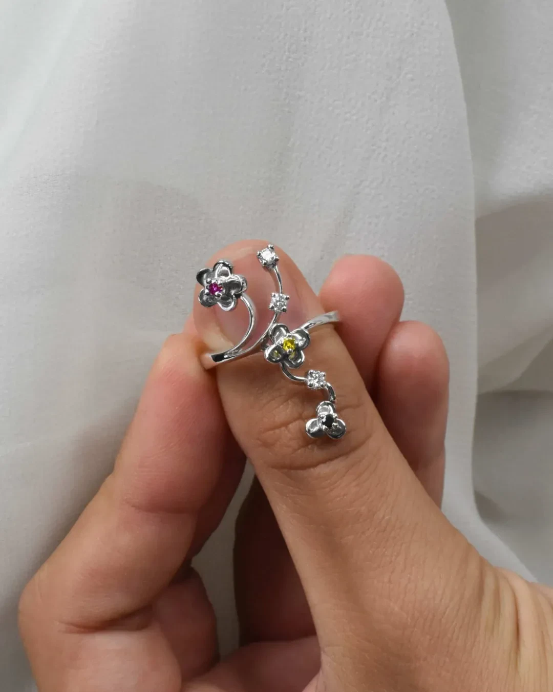 Anello fantasia a fiori, oro bianco e brillanti da 0,15 ct