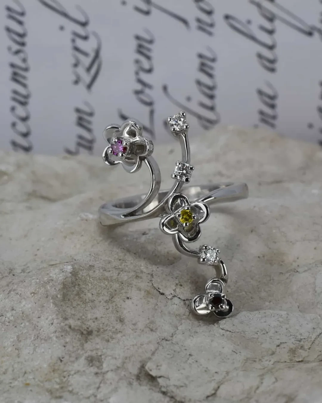 Anello fantasia a fiori, oro bianco e brillanti da 0,15 ct