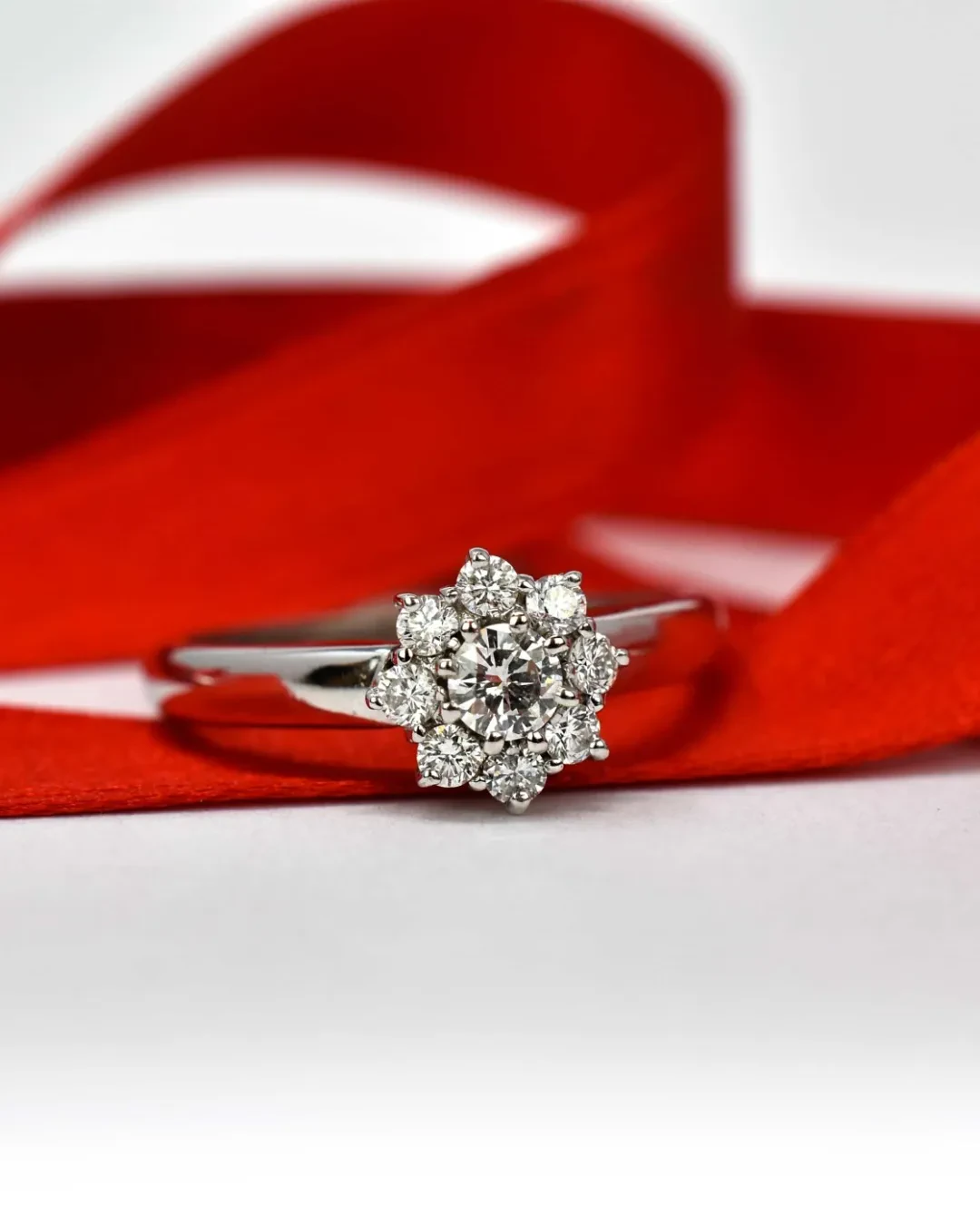 Anello fiore di brillanti