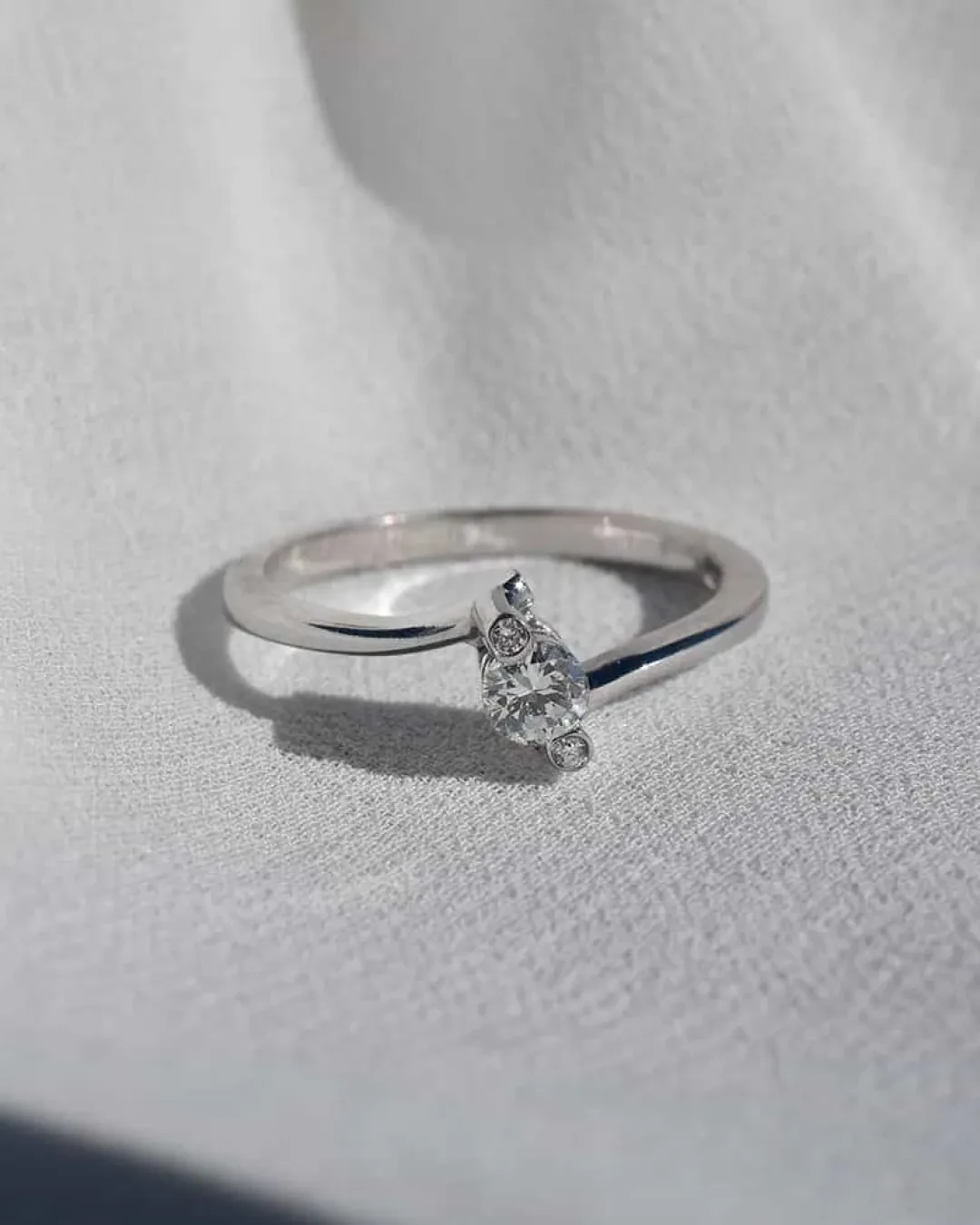 Anello solitario fantasia di billanti da 0,20 ct
