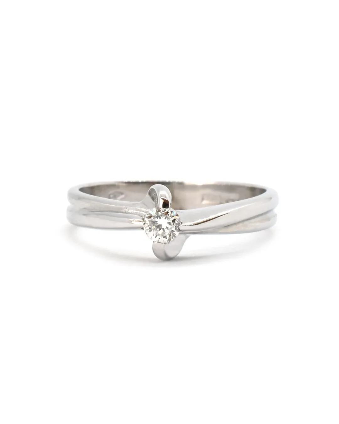Anello solitario con brillante da 0,15 ct
