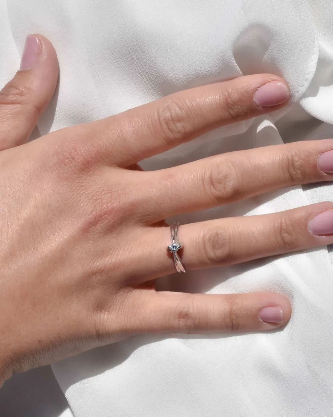 Anello solitario con brillante da 0,15 ct