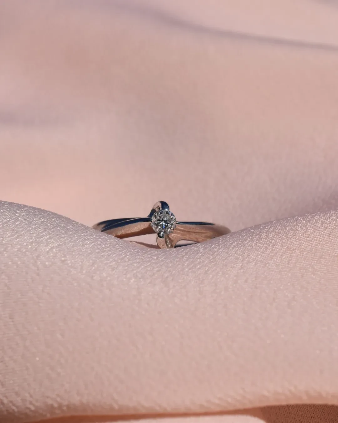 Anello solitario con brillante da 0,15 ct
