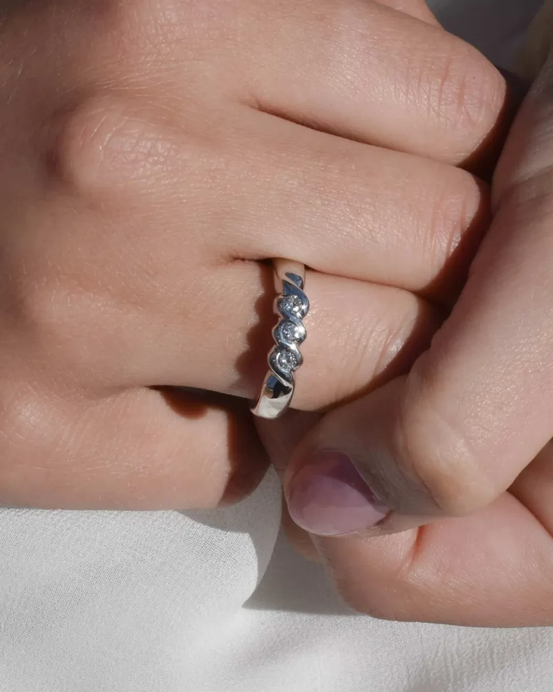 Anello trilogy a fantasia con brillanti da 0,18 ct