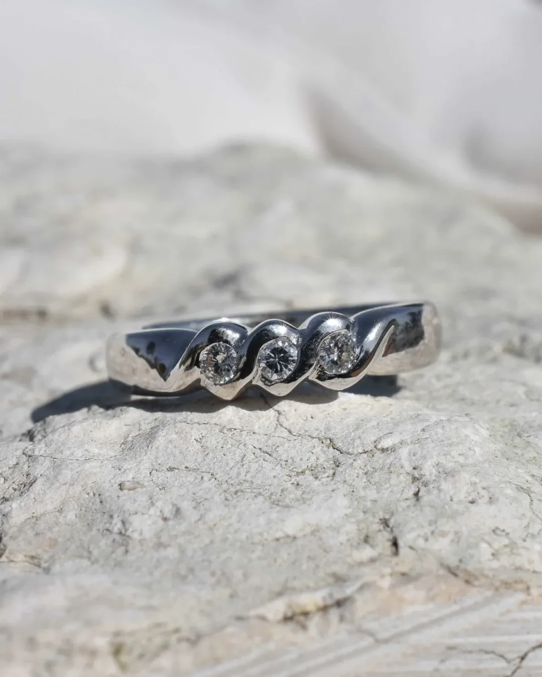 Anello trilogy a fantasia con brillanti da 0,18 ct