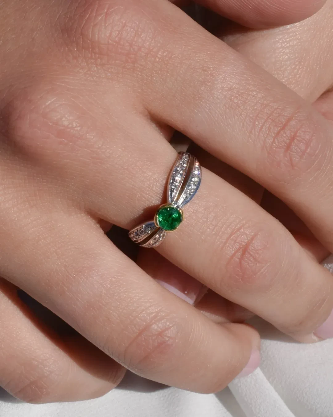 Anello fantasia smeraldo e brillanti