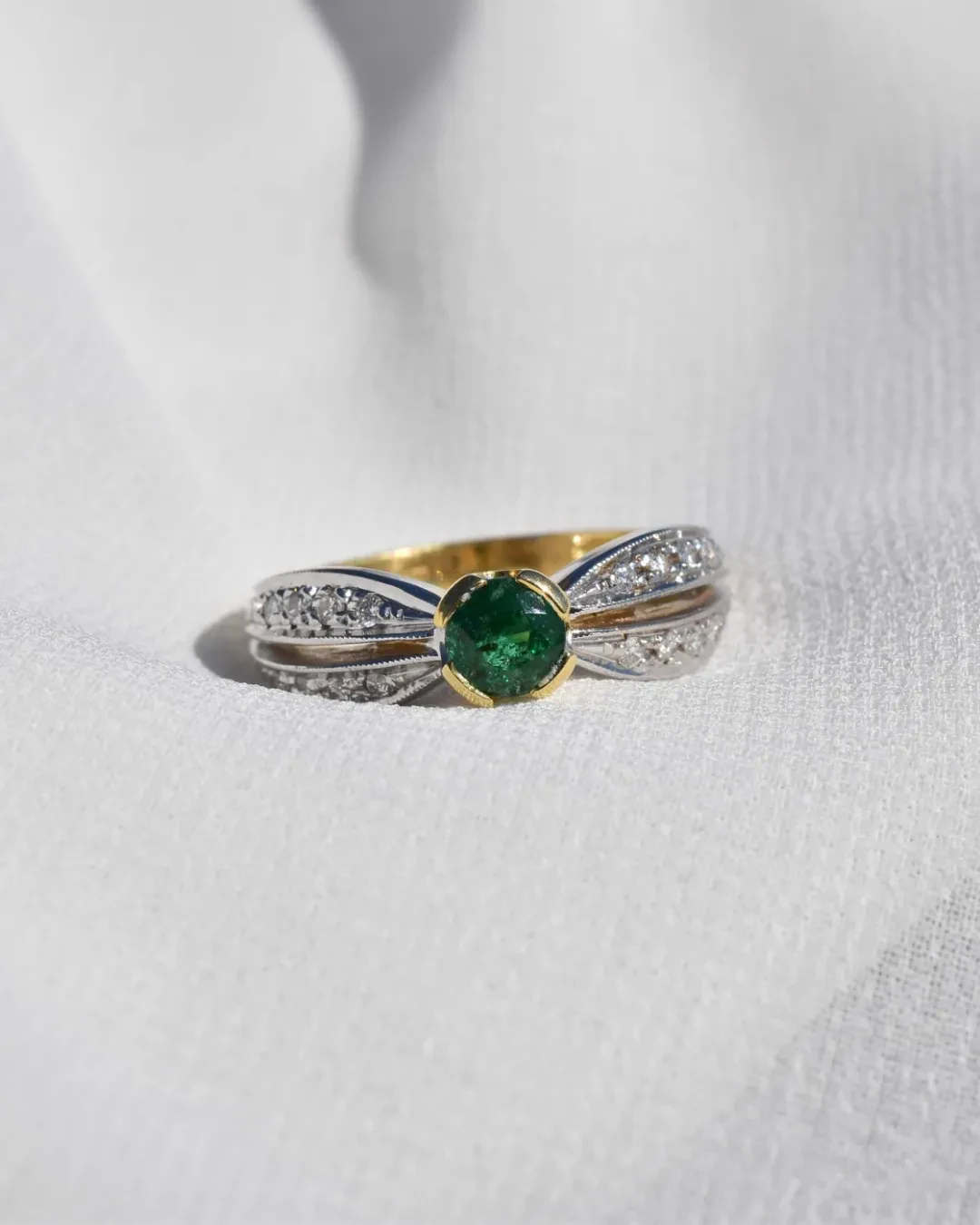Anello fantasia smeraldo e brillanti