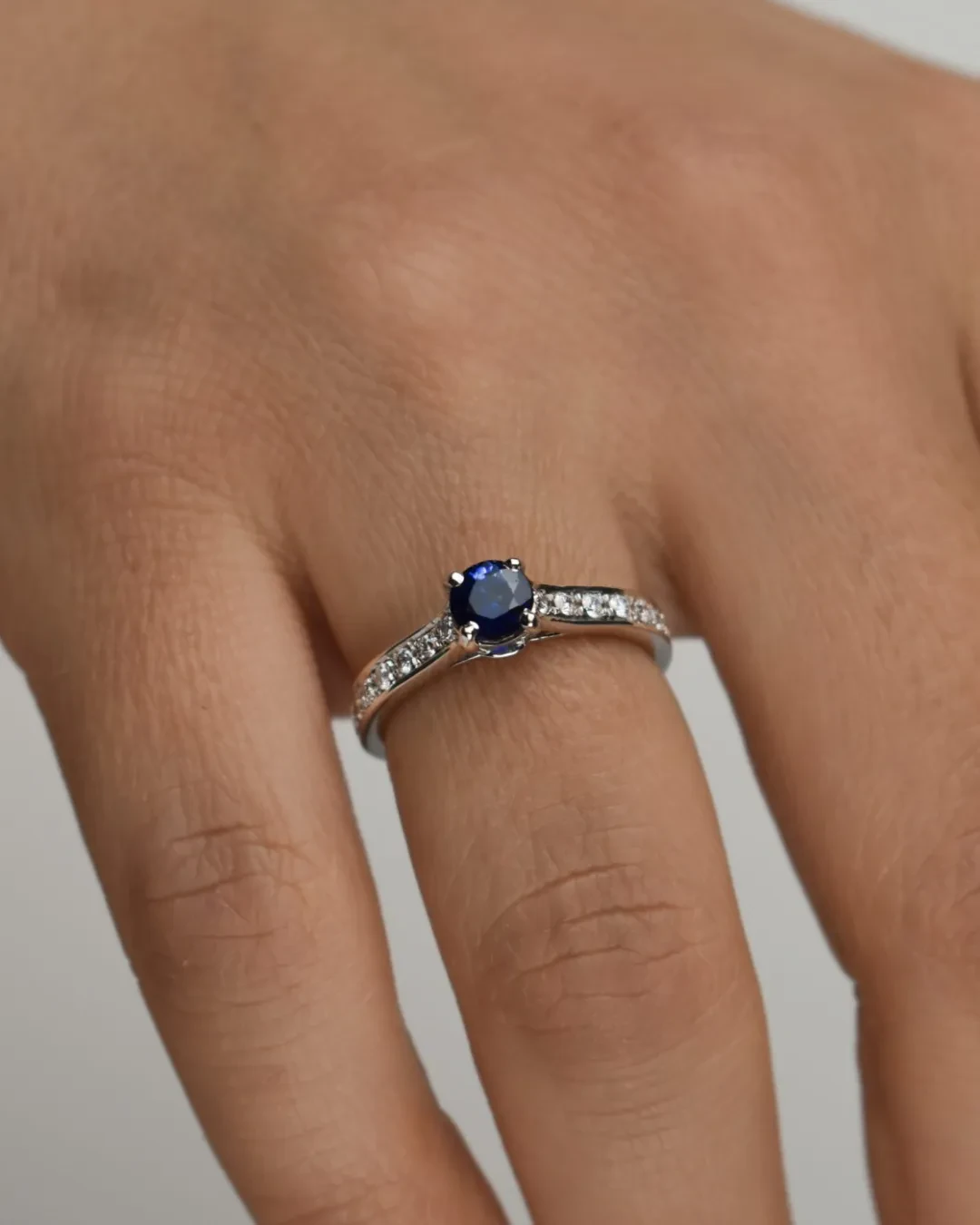 Anello zaffiro 0,75 ct e brillanti