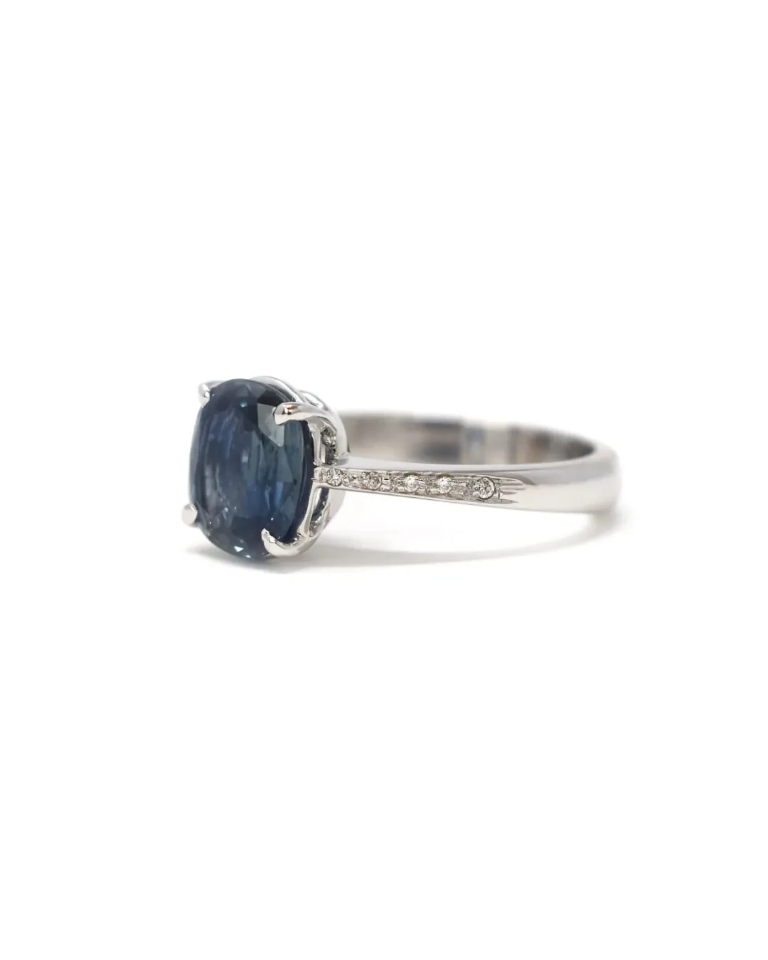 Anello con zaffiro Ceylon e diamanti