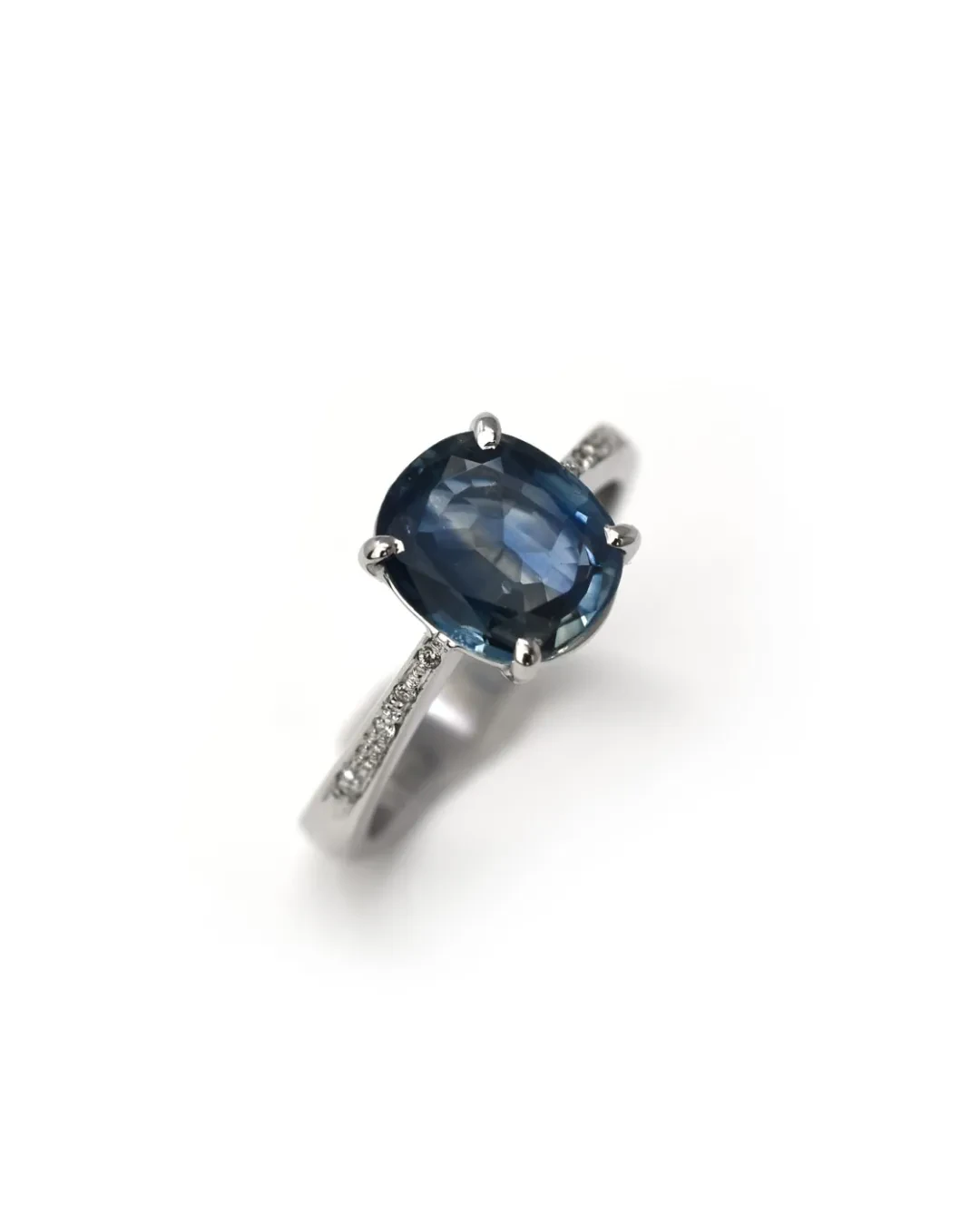 Anello con zaffiro Ceylon e diamanti