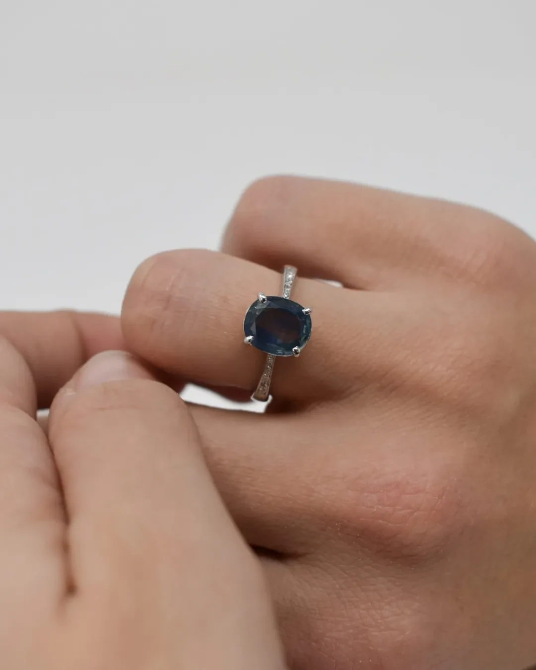 Anello con zaffiro Ceylon e diamanti