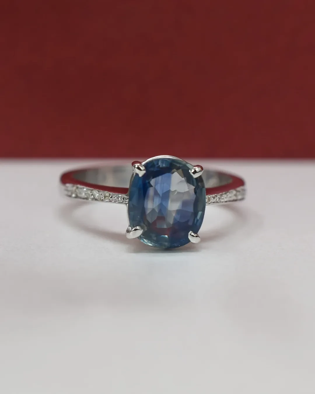 Anello con zaffiro Ceylon e diamanti