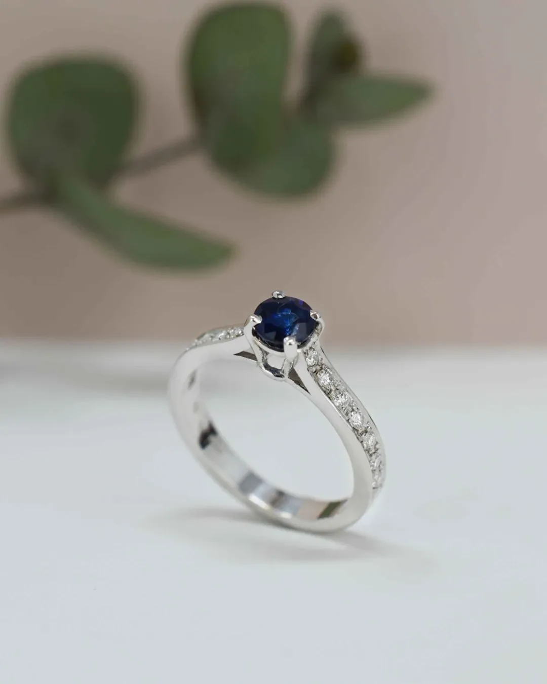Anello zaffiro 0,75 ct e brillanti