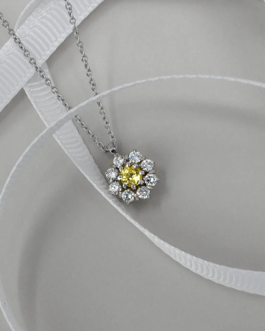 Ciondolo fiore diamante giallo 0,29 ct