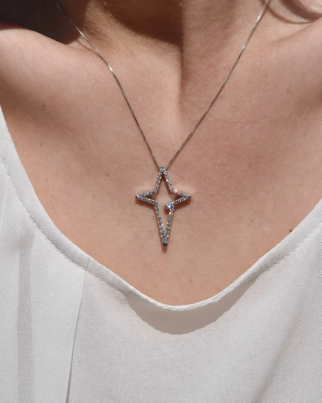 Ciondolo pendente silhouette croce con diamanti