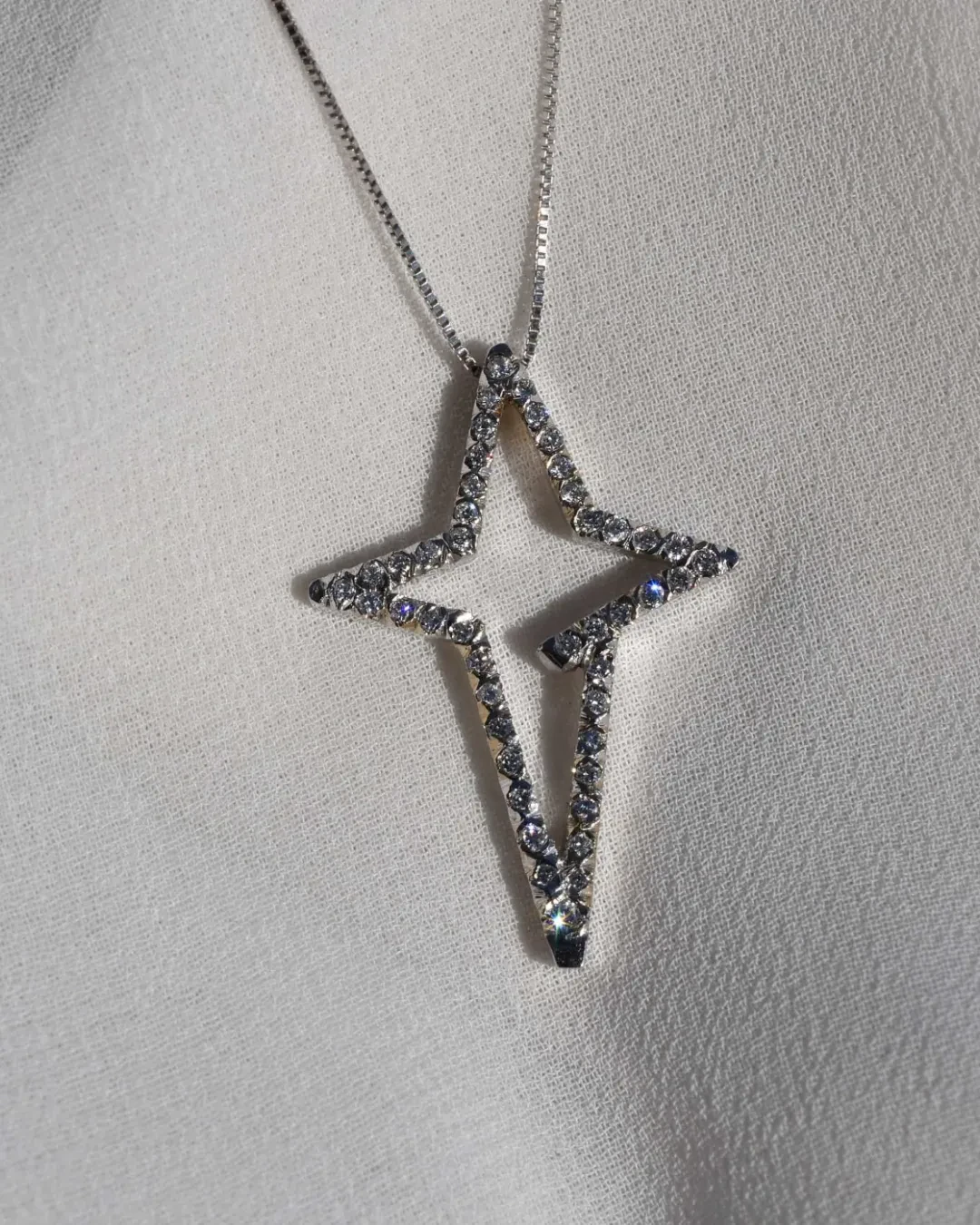 Ciondolo pendente silhouette croce con diamanti