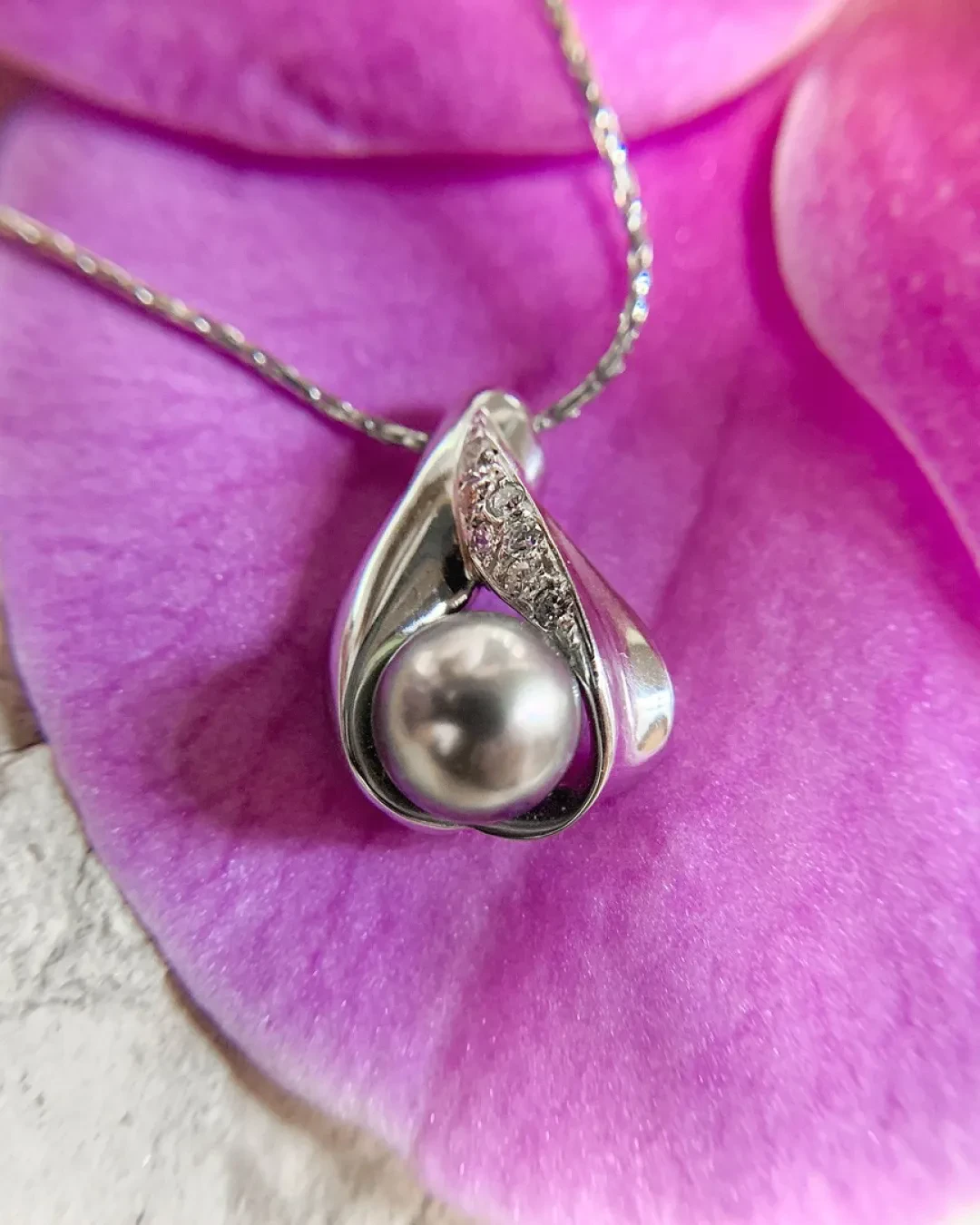 Collana goccia con perla grigia e brillanti