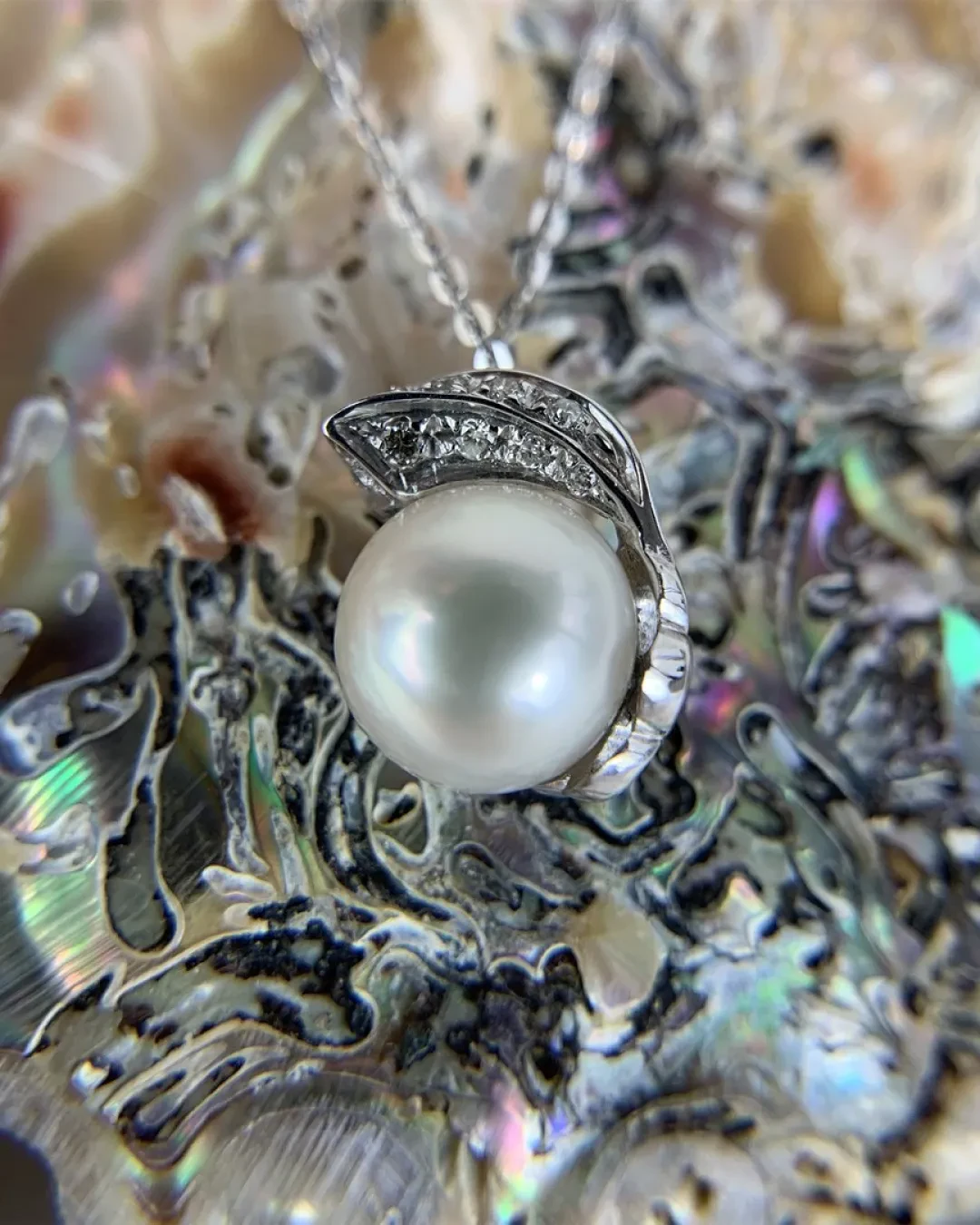 Collana ciondolo pendente con perla di fiume e brillanti