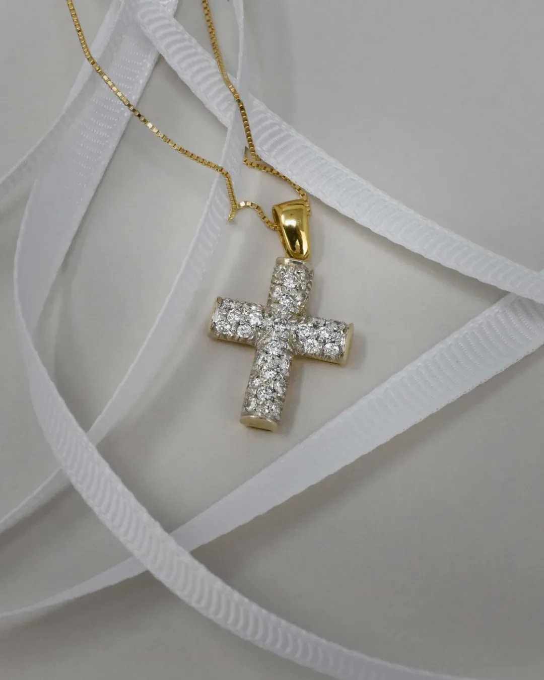 Ciondolo a croce in oro giallo e pavè di brillanti