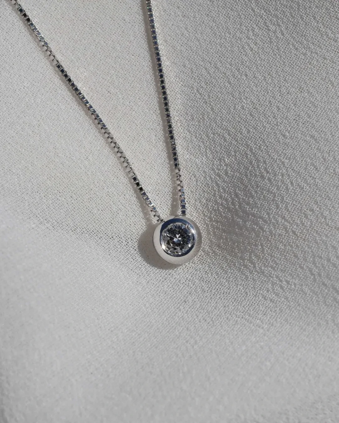 Ciondolo punto luce a cipollina diamante 0,12 ct