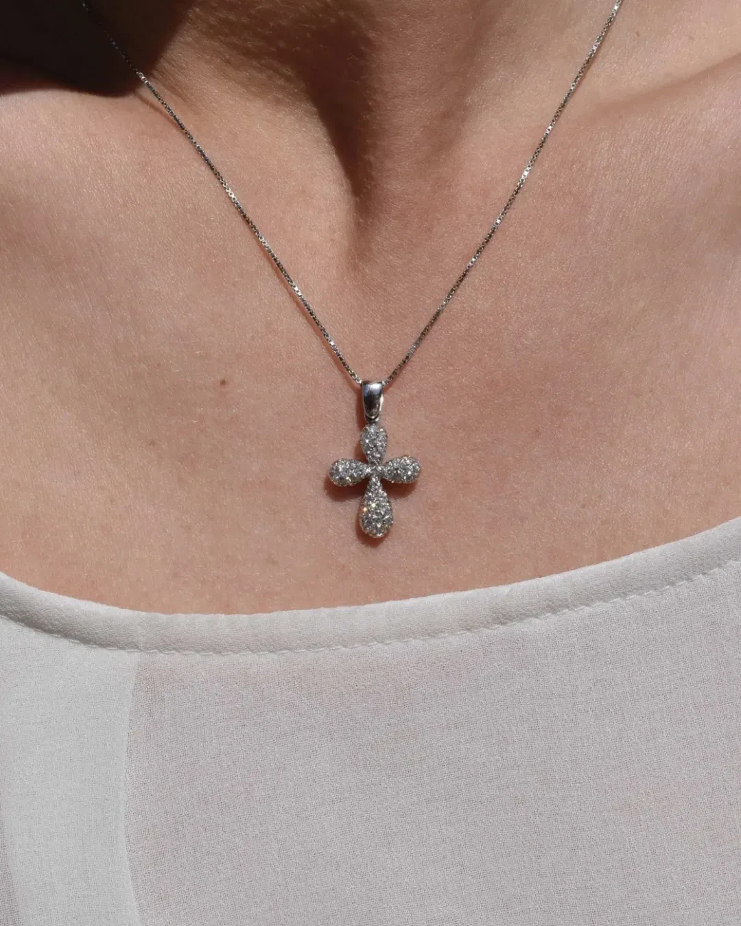 Ciondolo a croce pavè di brillanti