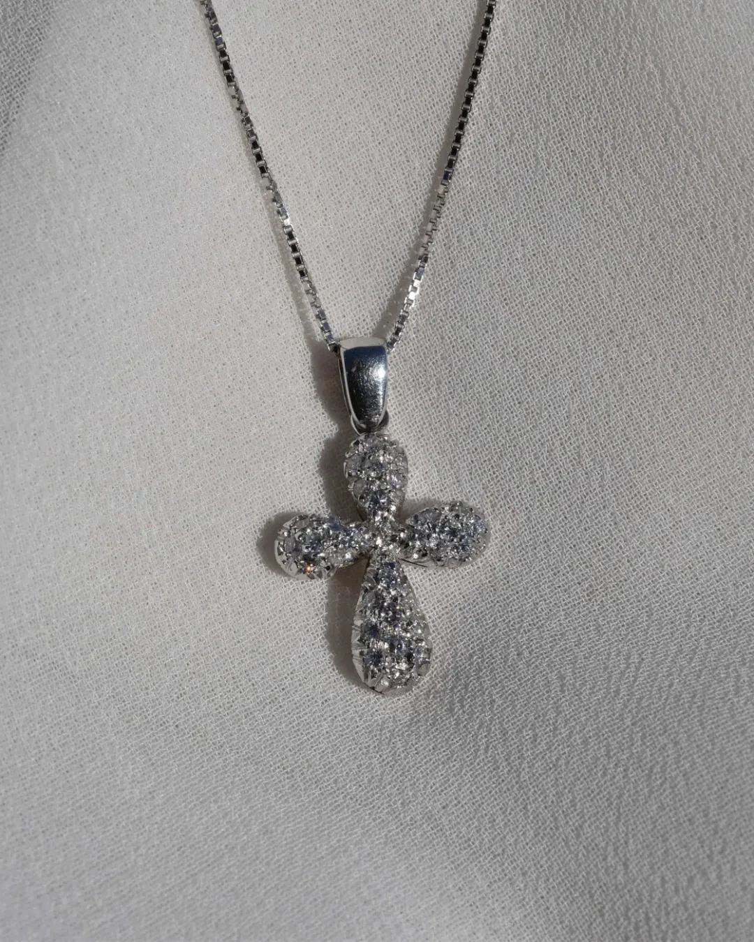 Ciondolo a croce pavè di brillanti