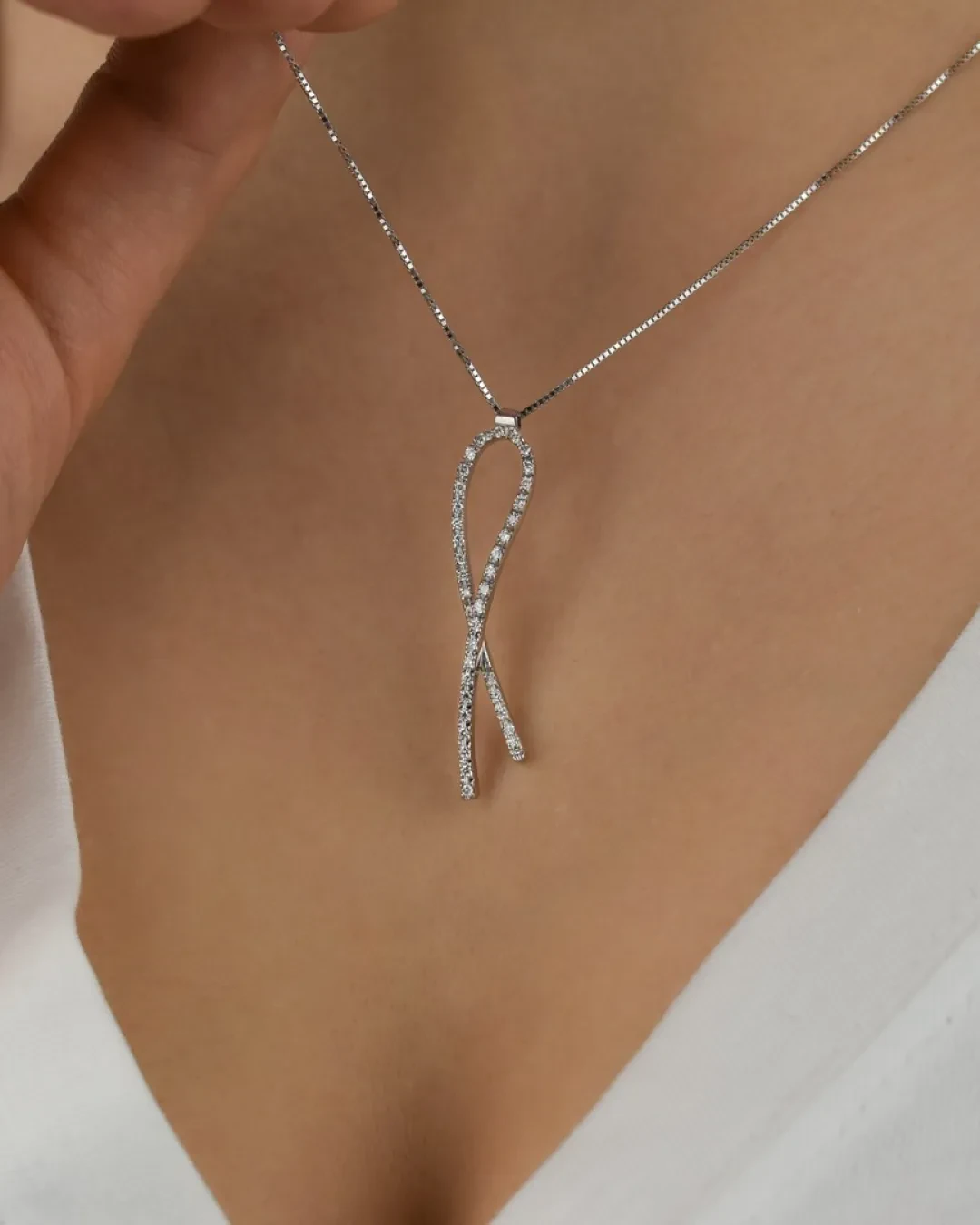 Collana con ciondolo pendente a nodo con brillanti