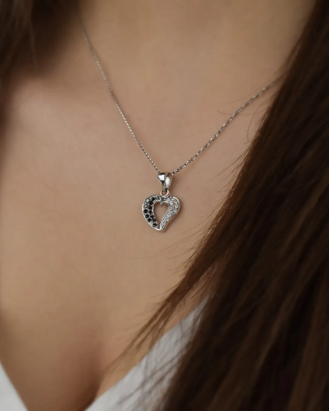 Collana pendente a cuore con brillanti neri bianchi