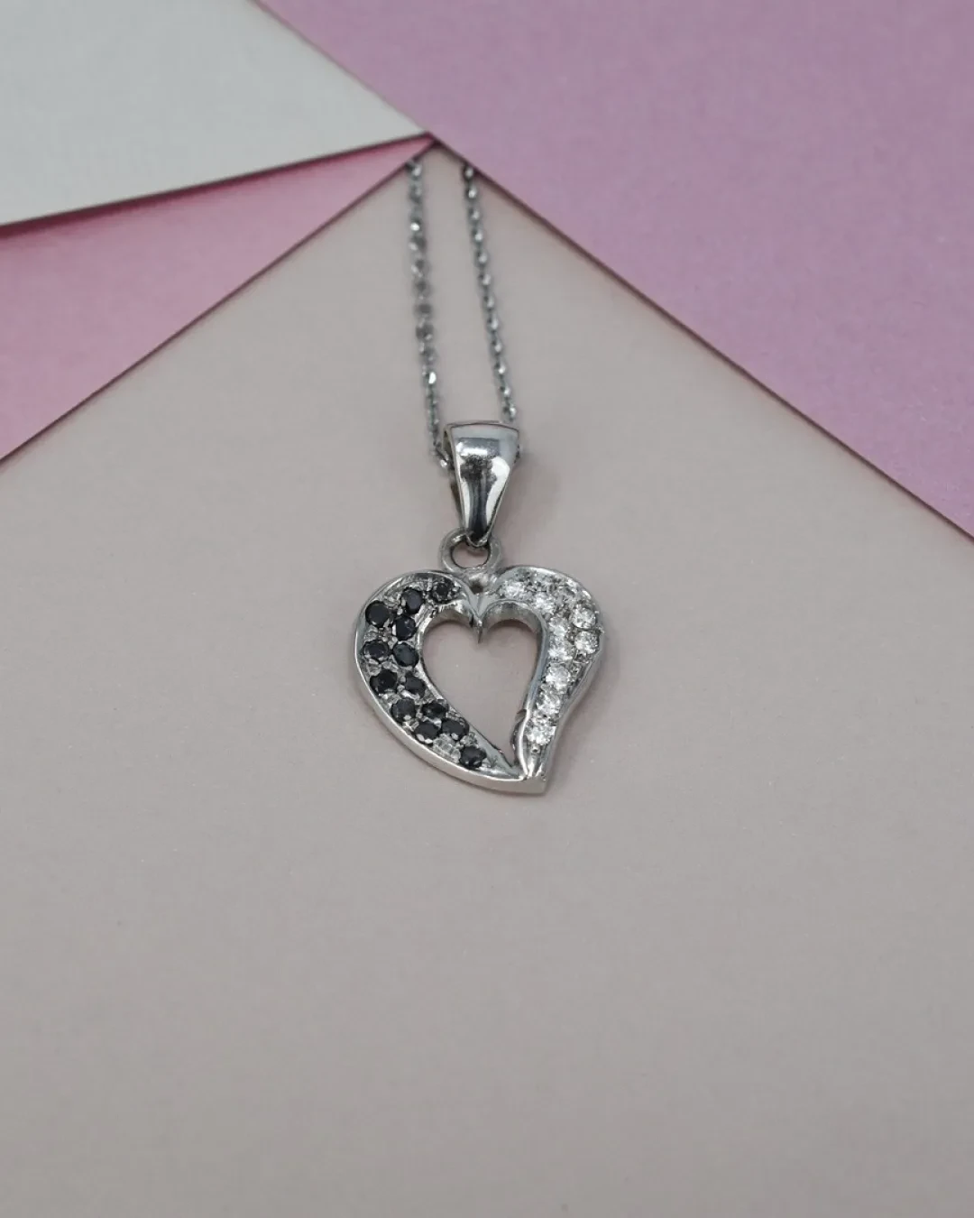 Collana pendente a cuore con brillanti neri bianchi