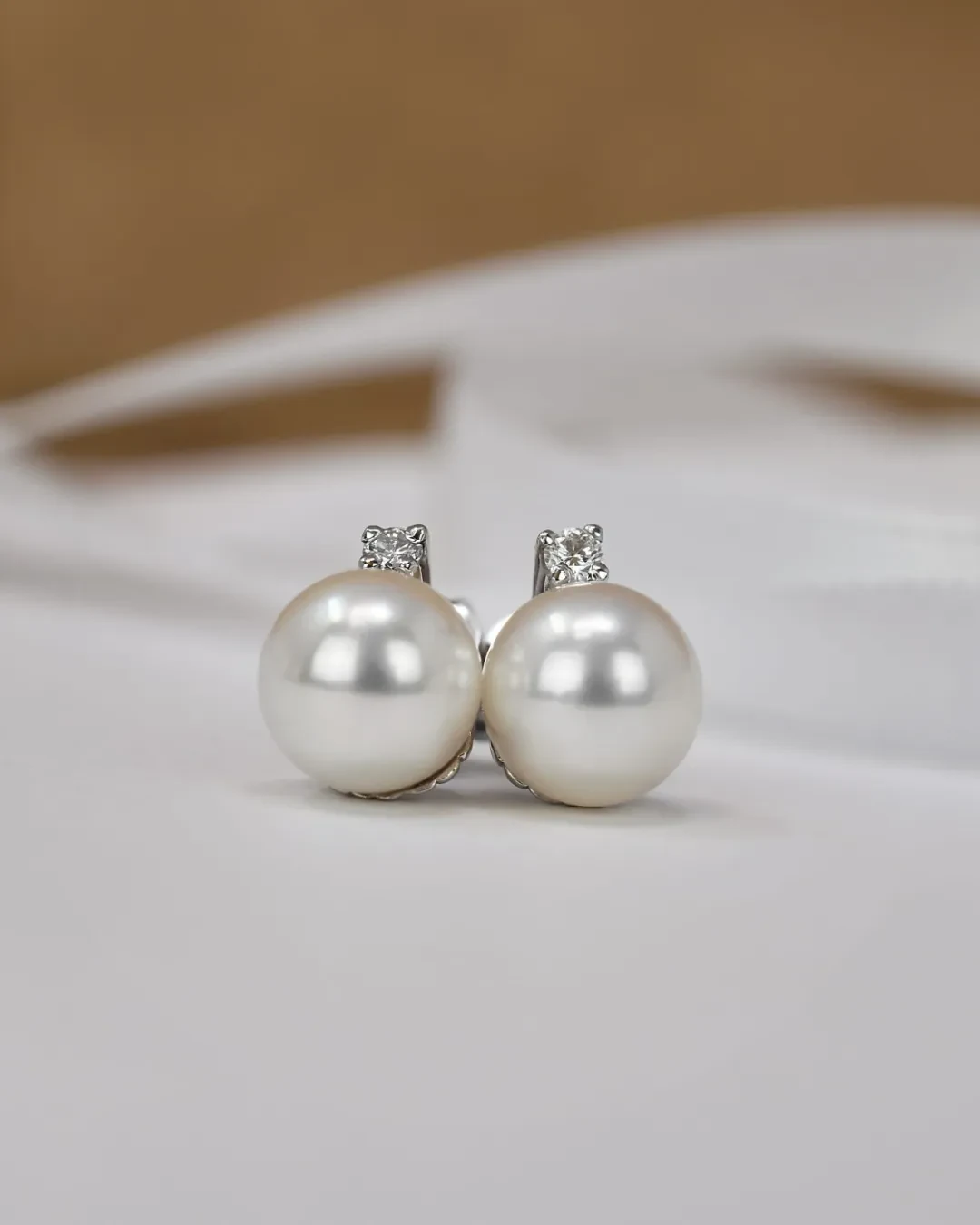 Orecchini a lobo perla e brillante 0,09 ct