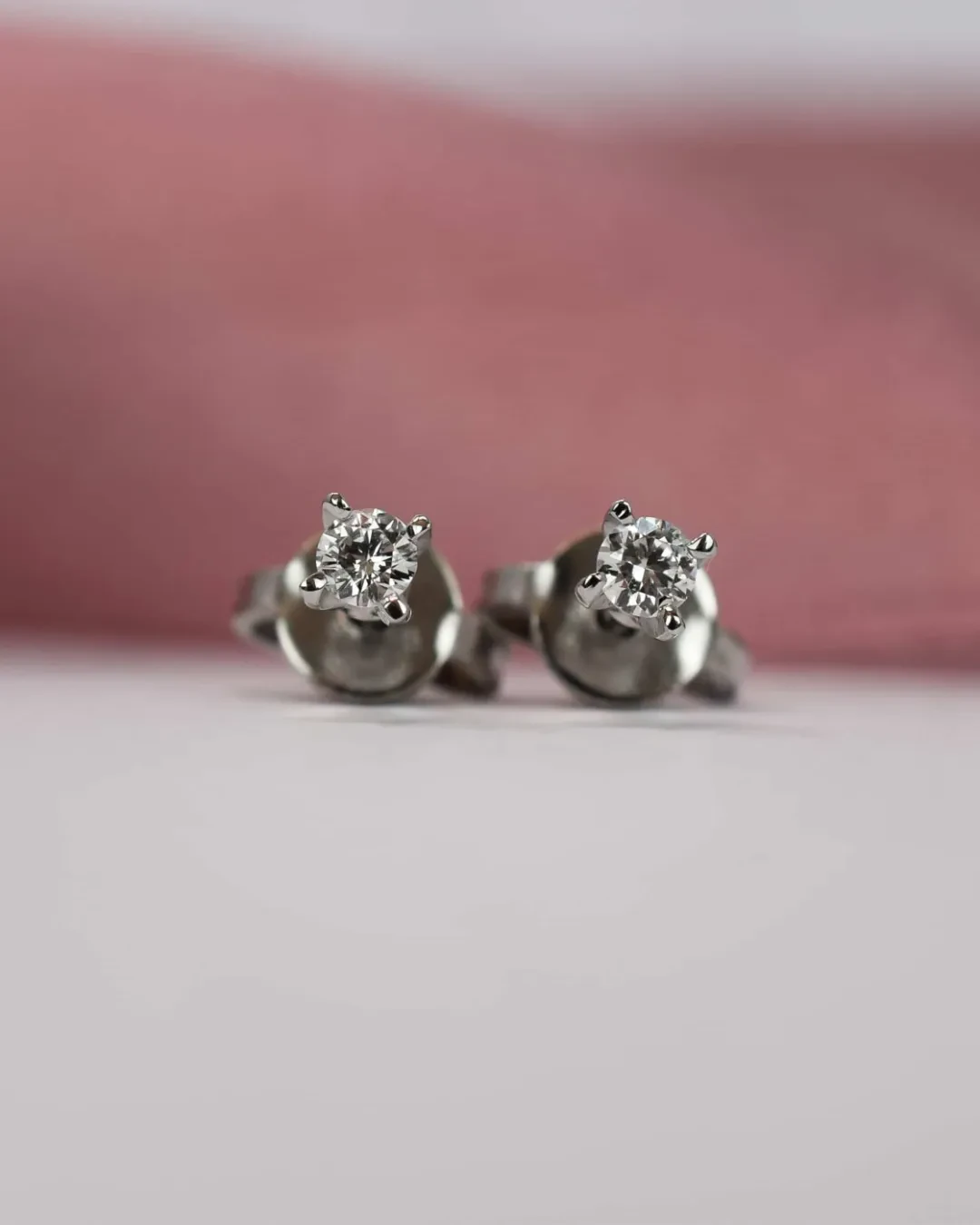Orecchini punti luce di brillanti da 0,05 ct