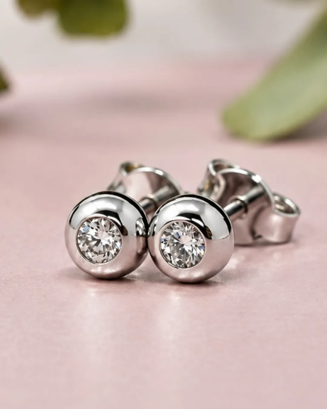 Orecchini punto luce a cipollina con brillanti 0,14 ct