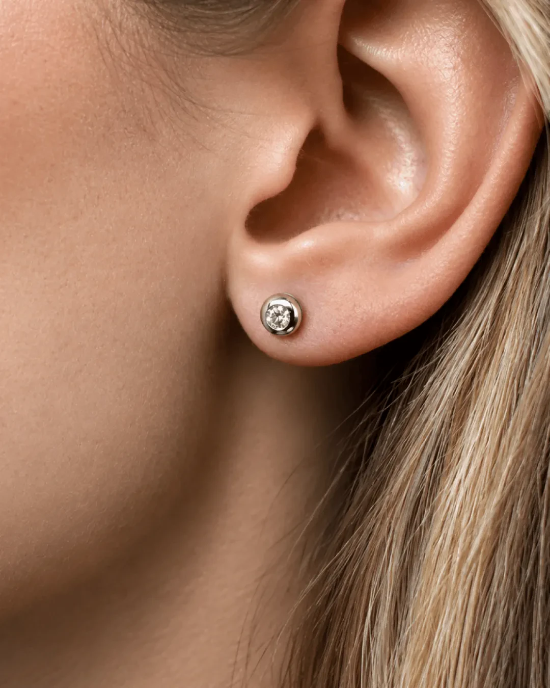 Orecchini punto luce a cipollina con brillanti 0,14 ct