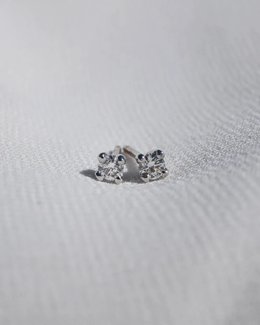 Orecchini punti luce brillanti 0,18 ct e montatura tonda