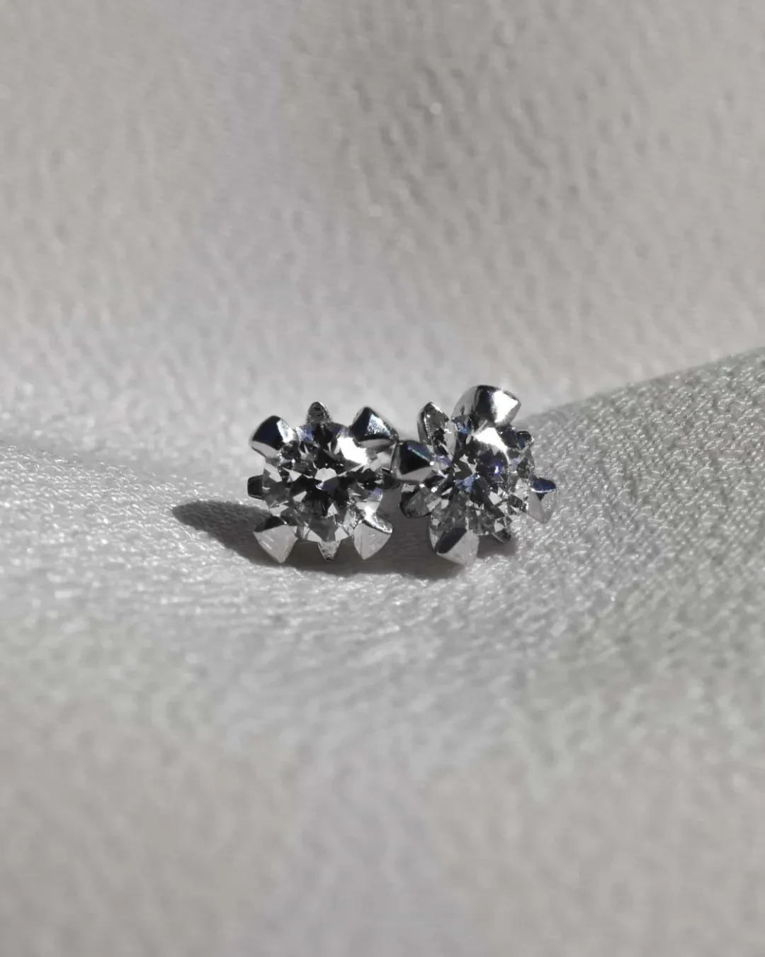 Orecchini punto luce castone a stella con brillanti 0,33 ct