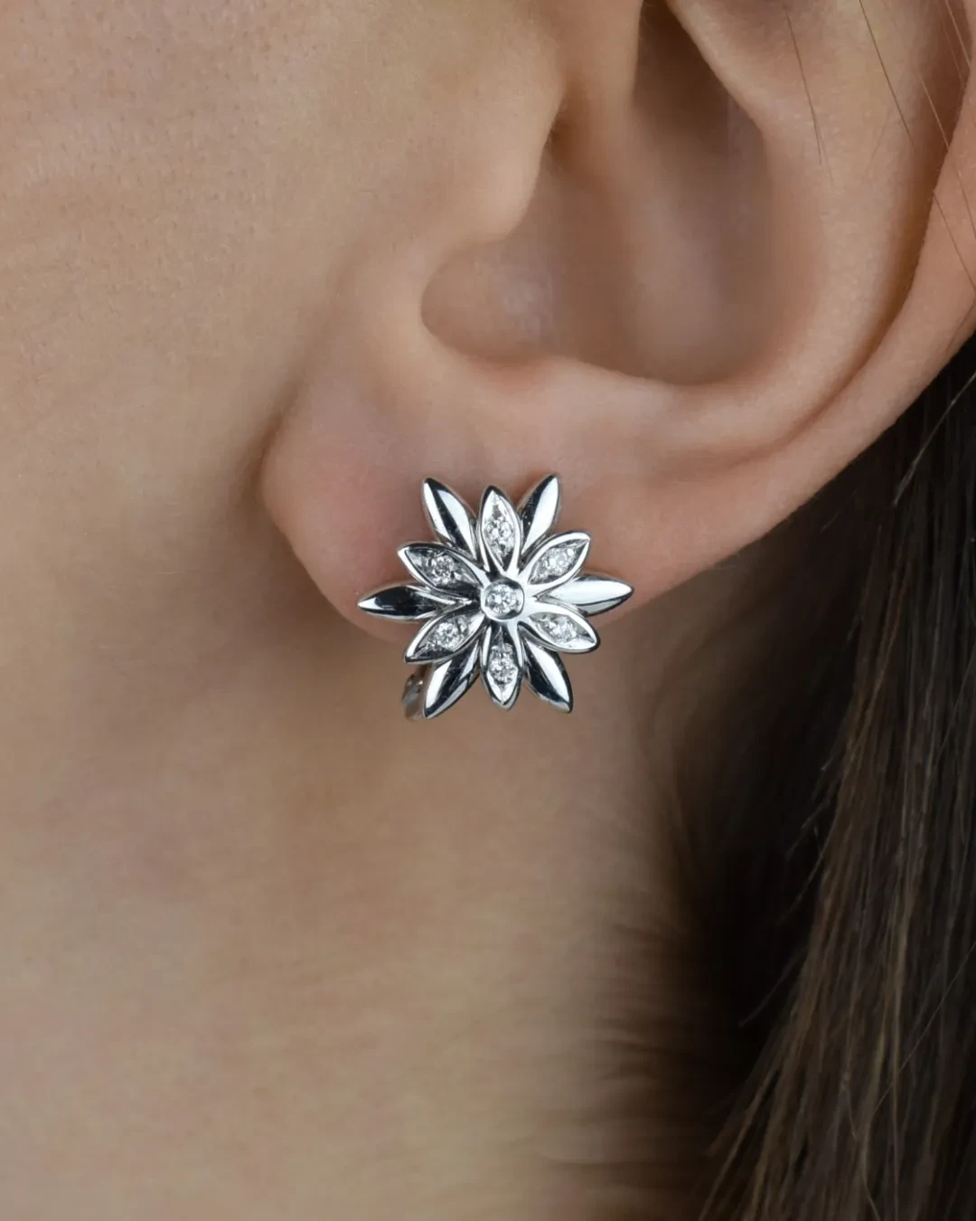 Orecchini a lobo a forma di fiore con brillanti