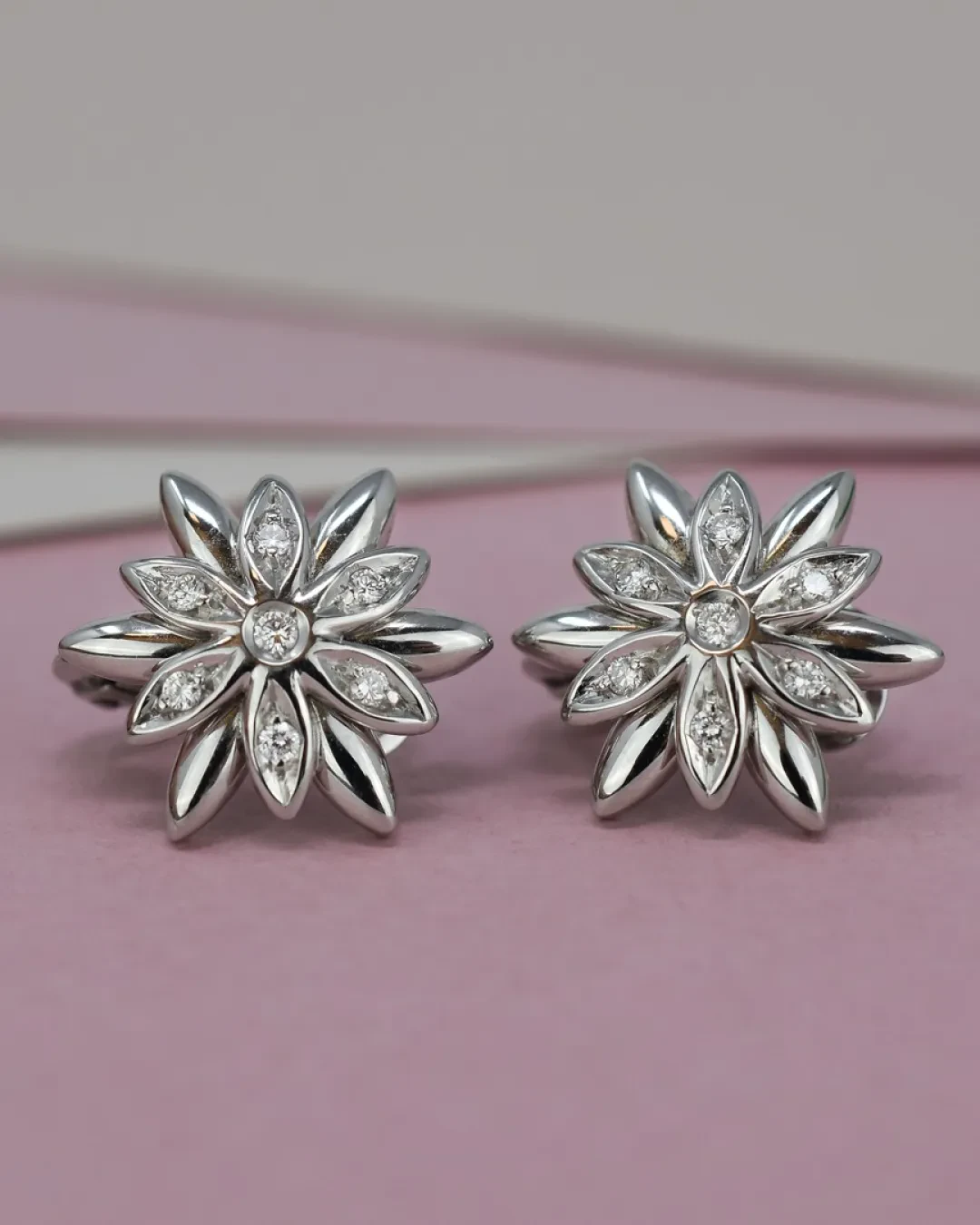 Orecchini a lobo a forma di fiore con brillanti