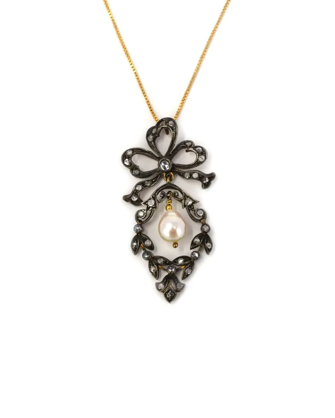 Collana con ciondolo a fantasia con perle e rose di diamante