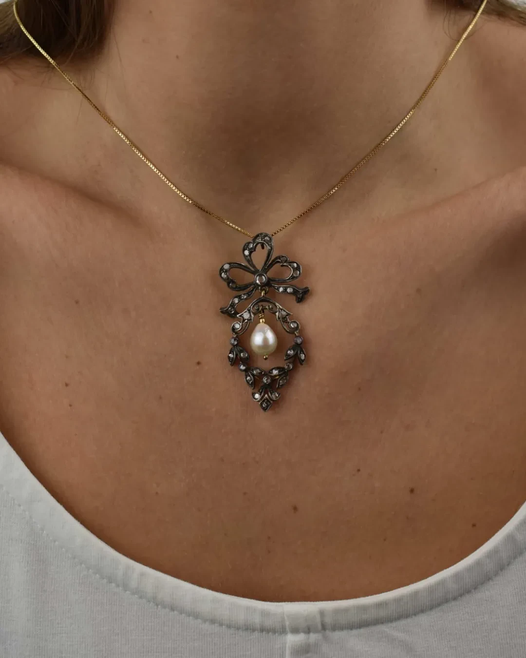 Collana con ciondolo a fantasia con perle e rose di diamante