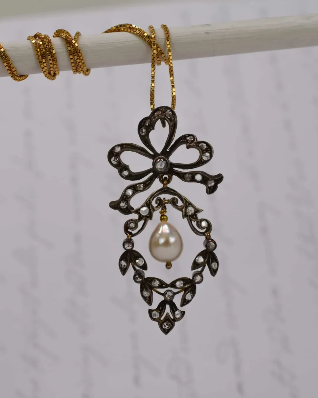 Collana con ciondolo a fantasia con perle e rose di diamante