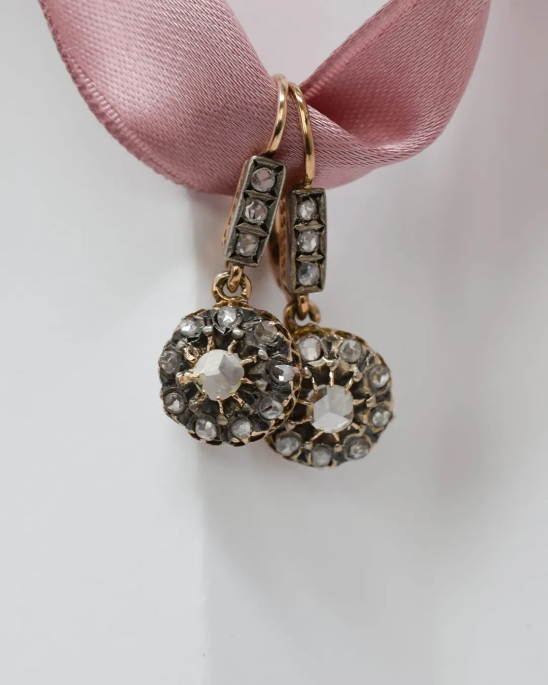 Orecchini antichi in oro rosso, argento e rose di diamante