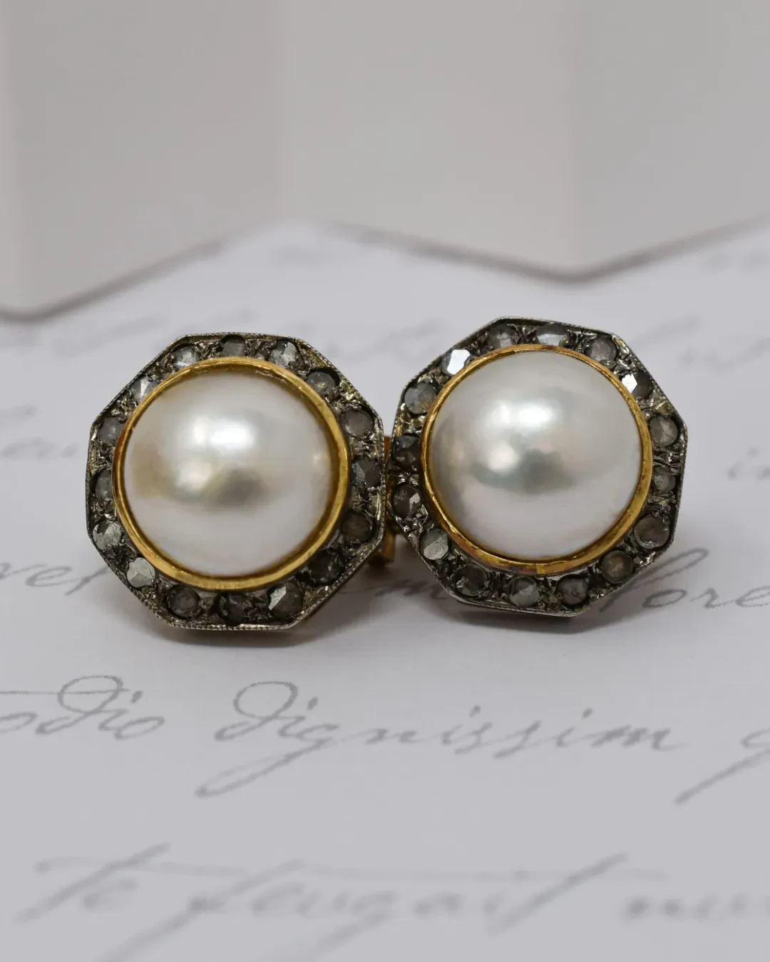 Orecchini con perle Mabet e rose di diamante