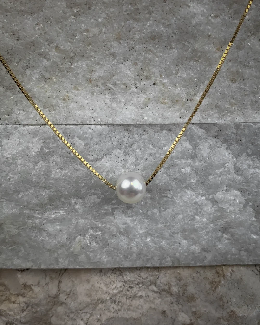 Collana in oro giallo e perla di acqua dolce