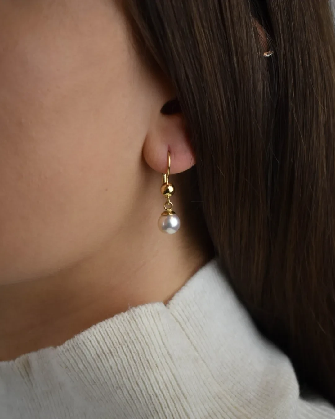Orecchini monachelle in oro giallo e perla bianca
