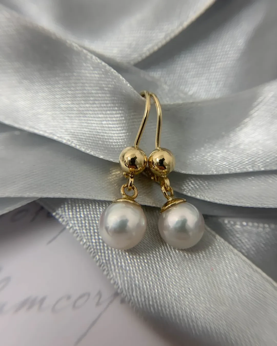 Orecchini monachelle in oro giallo e perla bianca