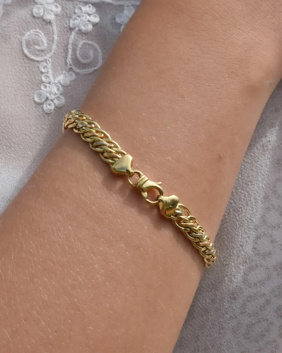Bracciale lavorato in oro con maglie intrecciate
