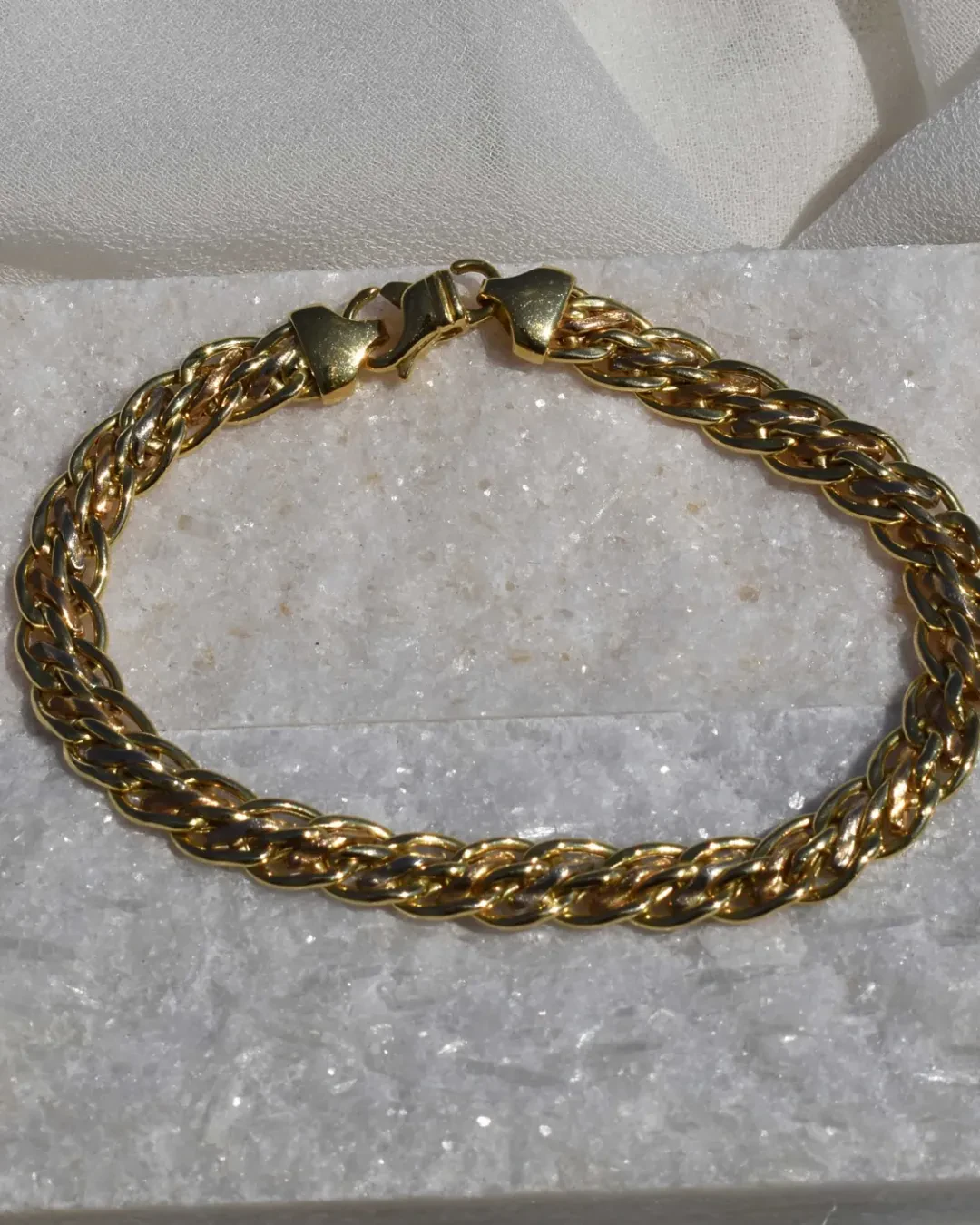 Bracciale lavorato in oro con maglie intrecciate